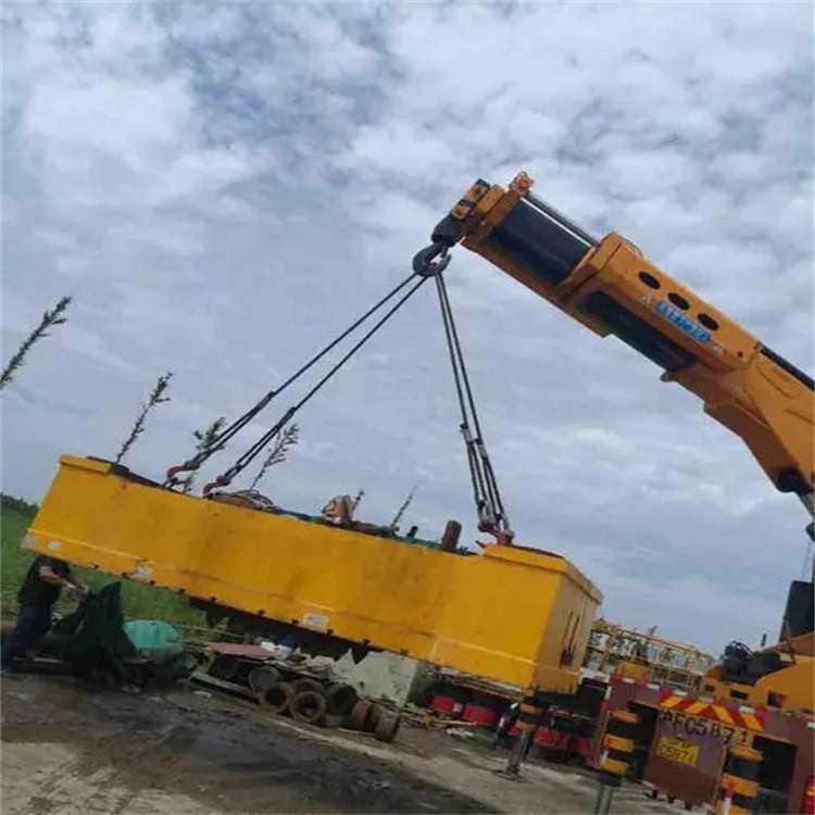 通海口镇吊运集装箱的吊车